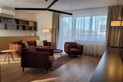 Moderná obývacia izba s nábytkom na mieru a veľkoformátovým oknom – Bratislava Záhorská Bystrica