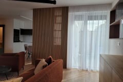 Drevená lamelová stena ako deliaci prvok medzi obývačkou a kuchyňou – Bratislava Záhorská Bystrica