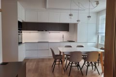 Minimalistická kuchyňa s bielym nábytkom na mieru a jedálenským stolom – Bratislava Záhorská Bystrica