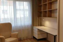 Pracovný kút s písacím stolom a knižnicou na mieru – Bratislava Záhorská Bystrica