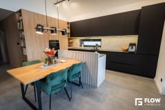 Moderná kuchyňa na mieru čierna s drevom a lamelovým ostrovom Bratislava Ružinov