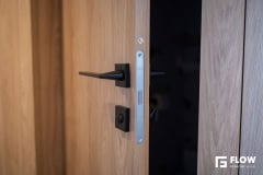 Detail reverzných dverí s čiernou kľučkou a skrytým zárubňovým systémom Bratislava Ružinov