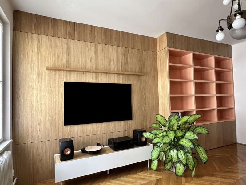 Minimalistická TV stena s integrovanou knižnicou