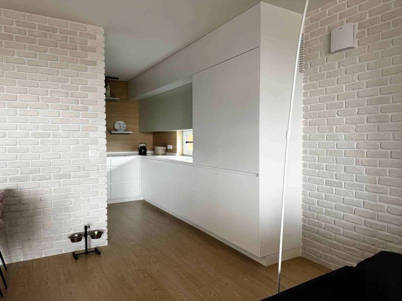 Minimalistická kuchyňa na mieru s čistými líniami